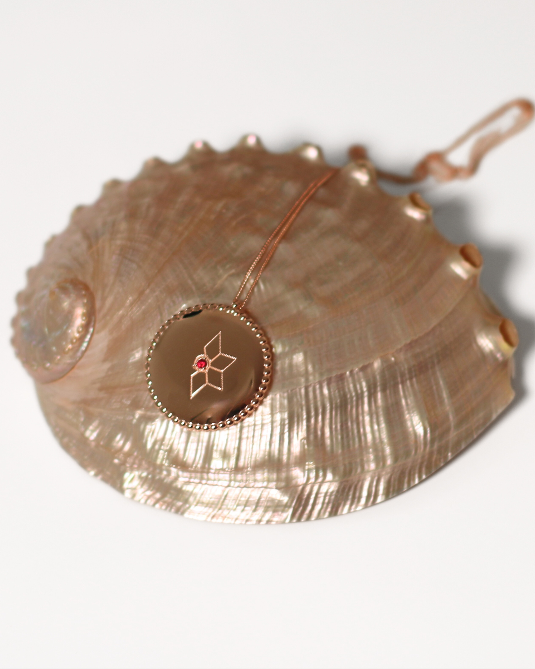 Bijou souvenir connecté vermeil rubis